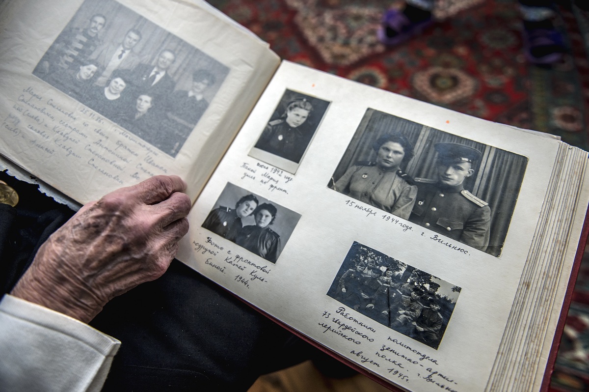 Maria Stepanova, world war II participant; photo by: jam-news.net Maria Stepanova, from Azerbaijan is browsing her old photos in the album