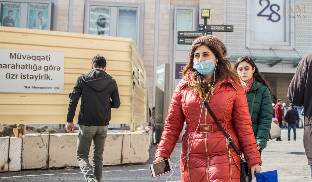 Women with red coat and a face mask