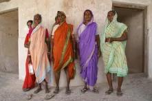 »Women posing in front of a wall in India«