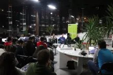 დისკუსია მედიათეკაში, ფოტოზე ჩანს დარბაზში მსხდომი ადამიანები