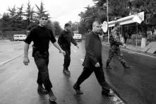 ედუარდ კოკოითი დაცვის წევრების თანხლებით