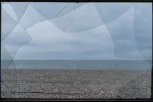 გატეხილი მინის მიღმა ჩანს ზღვა