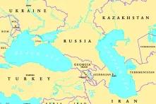 »Politische Karte der Region Schwarzes Meer und Kaspisches Meer mit Hauptstädten, internationalen Grenzen, Flüssen und Seen. Wasserflächen zwischen Osteuropa und Westasien. Illustration.«