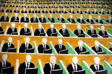 ადამიანები ტრიბუნებზე სხედან