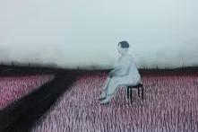 სამფეხა სკამზე ზის ქალი, მინდორში