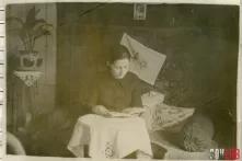 საარქივო ფოტო, ქალი კითხულობს