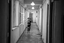 Արցախցի երեխաները հյուրանոցի միջանցքում