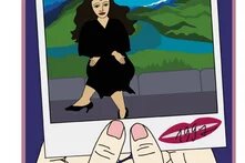 ქალი შავ ტანსაცმელში გამოსახულია ფოტოზე, რომელიც ხელში უჭირავს სხვა ქალს