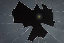 ჩამტვრეული შუშიდან მოჩანს ვარსკვლავი