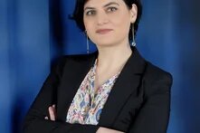 Անն Գևորգյանի լուսանկարը՝ կապույտ ֆոնին