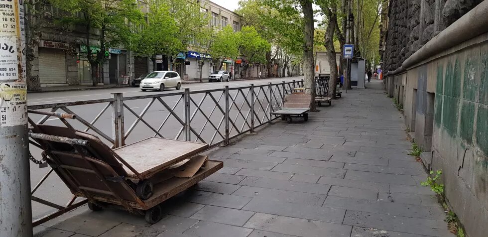 დაბმული სატვირთო ურიკები თამარ მეფის გამზირზე საგანგებო მდგომარეობის დროს. 