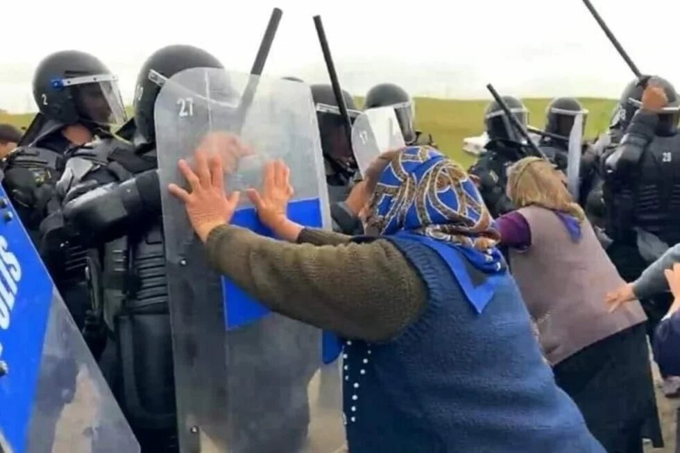 Elderly women confront riot police in Soyudlu village, Gadabay, protesting against the construction of a new artificial lake to hold waste from a nearby gold mine (photo: OC Media)