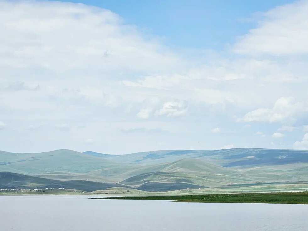 A photo of the lake Arpi. 