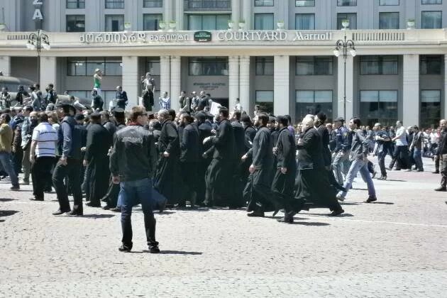 Gegendemonstranten: Ultraorthodoxe Gruppen auf der LGBTI-Demo am 17. Mai 2013 in Tiflis, Georgien Gegendemonstranten: Ultraorthodoxe Gruppen auf der LGBTI-Demo am 17. Mai 2013 in Tiflis, Georgien