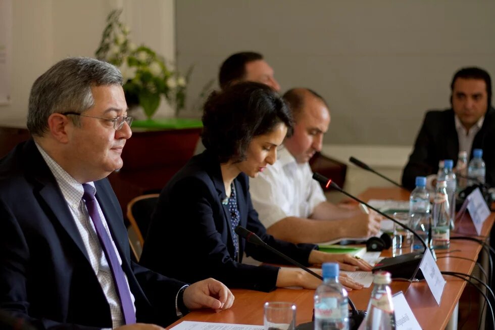 დავით უსუფაშვილი, საქართველოს პარლამენტის თავმჯდომარე, და ნინო ლეჟავა, ჰაინრიჰ ბიოლის ფონდის სამხრეთ კავკასიის რეგიონალური ბიუროს დირექტორი დავით უსუფაშვილი, საქართველოს პარლამენტის თავმჯდომარე, და ნინო ლეჟავა, ჰაინრიჰ ბიოლის ფონდის სამხრეთ კავკასიის რეგიონალური ბიუროს დირექტორი